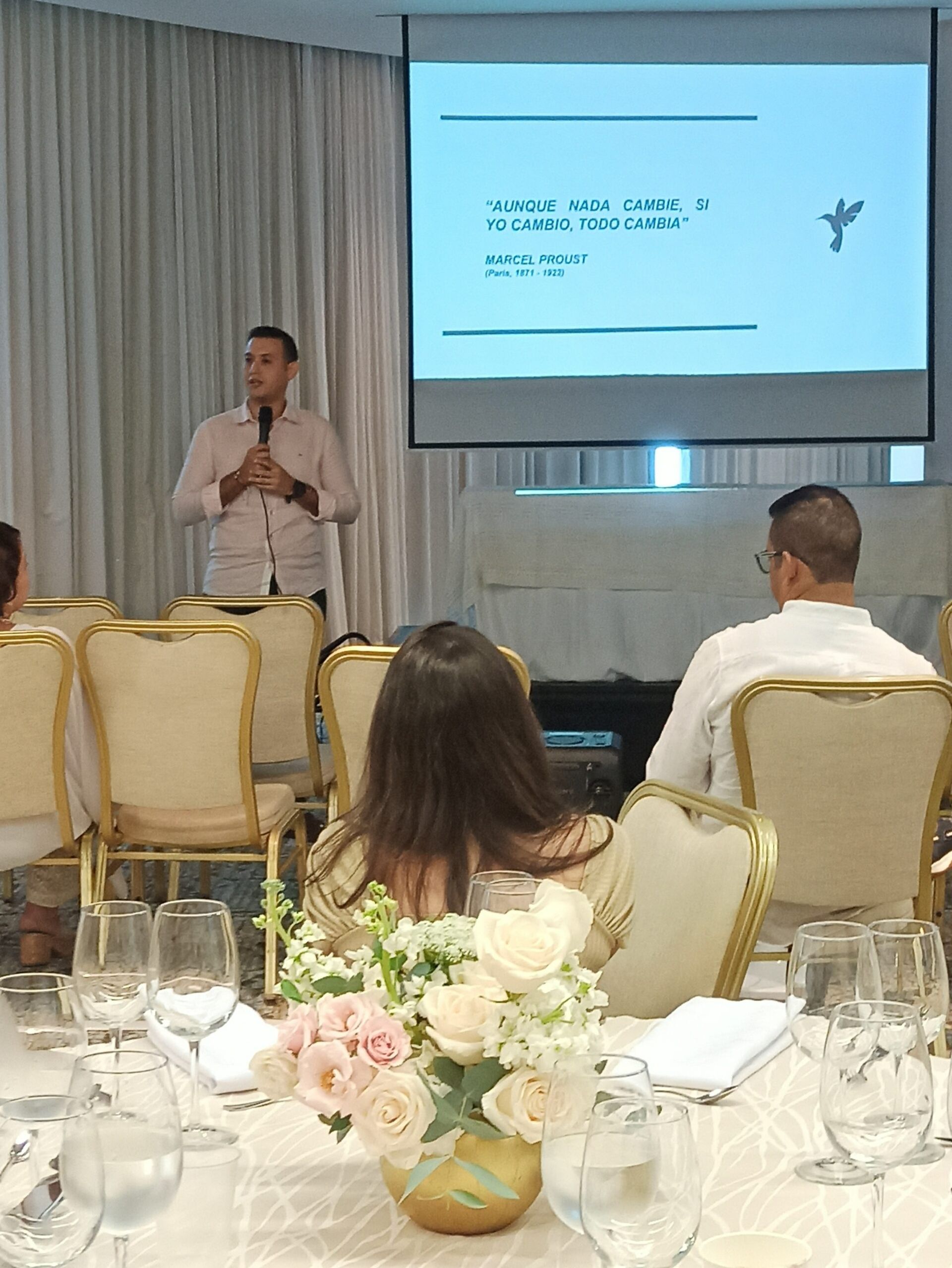 Un hombre está dando una presentación a un grupo de personas.