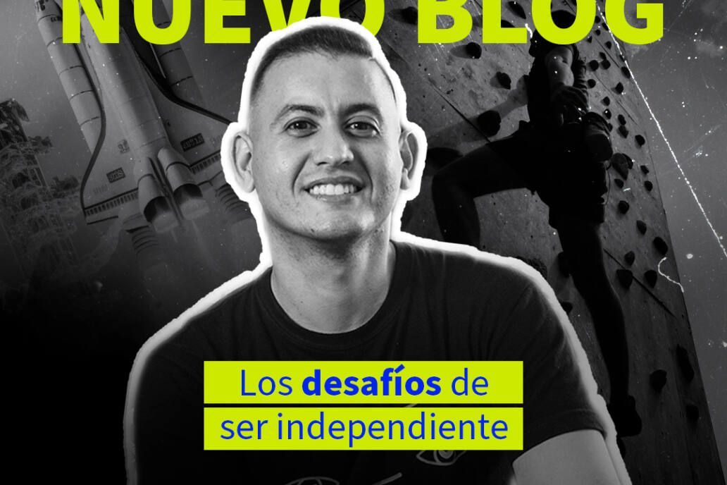 Un hombre con una camisa negra sonríe en una foto en blanco y negro.