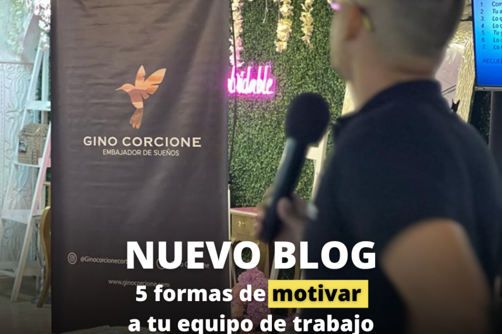 Un hombre sostiene un micrófono frente a un cartel que dice nuevo blog.