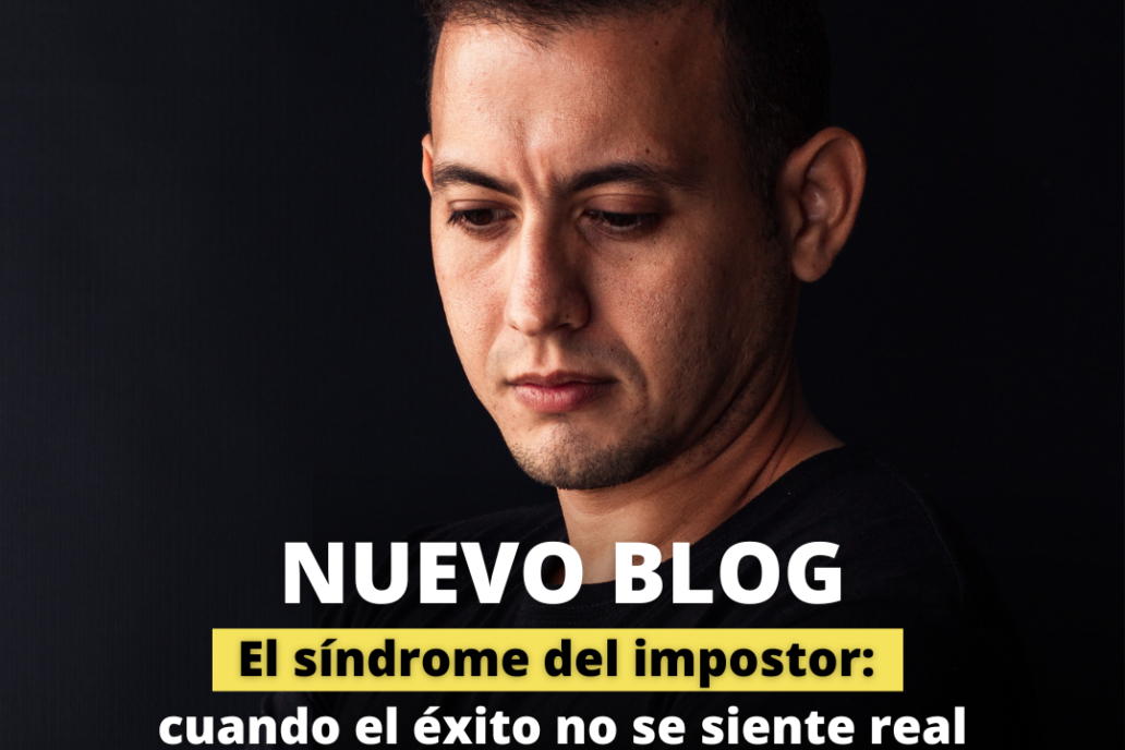 Un hombre con una camisa negra con las palabras