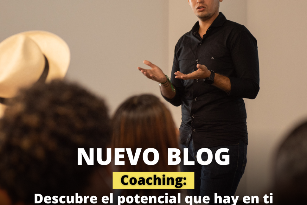 Un hombre con una camisa negra está dando una presentación a un grupo de personas.