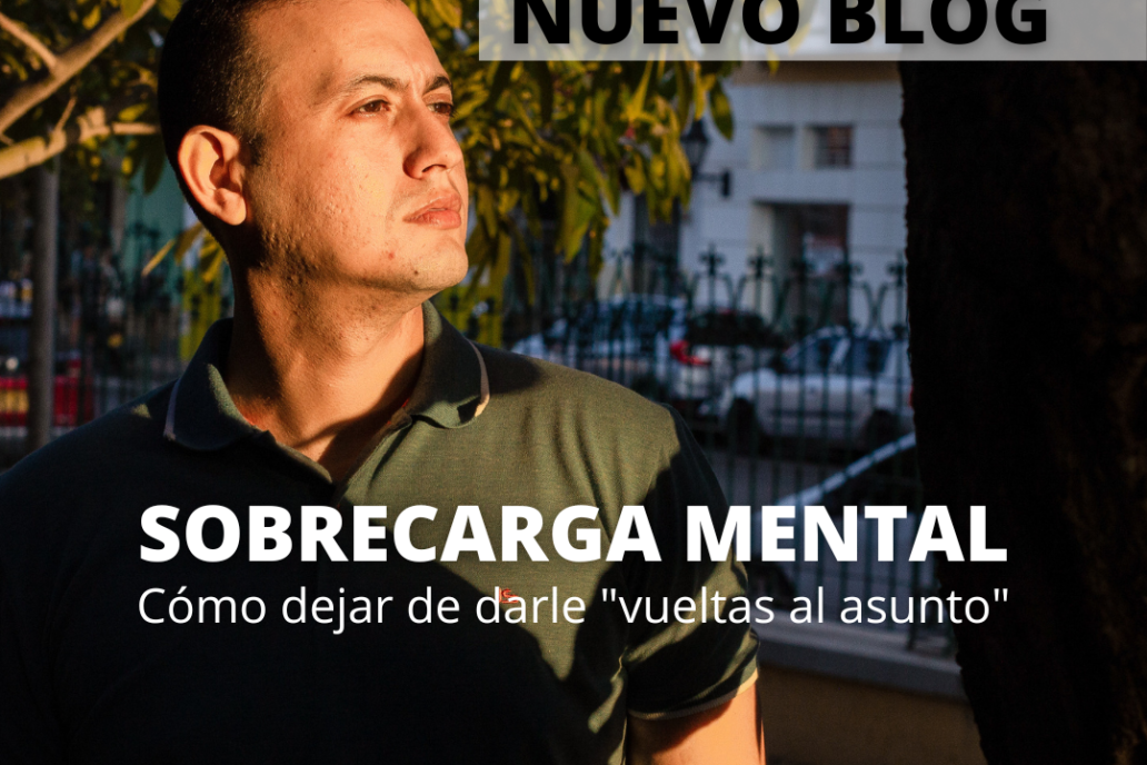 Un hombre con una camisa verde está parado frente a un árbol.