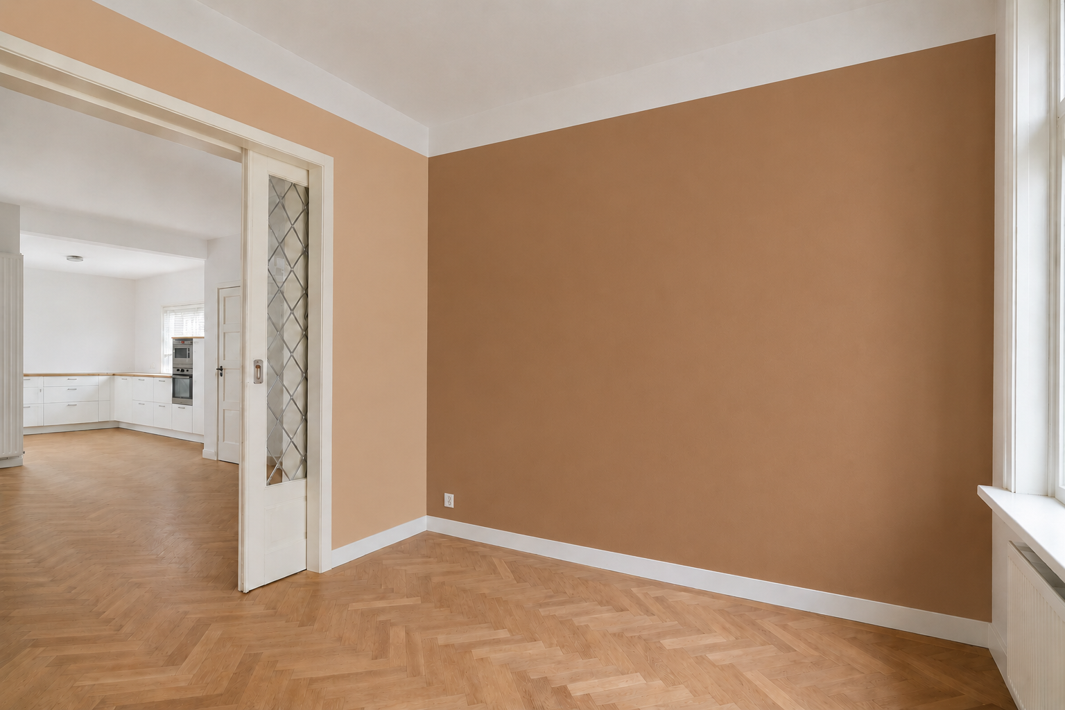 Minimalistische woonkamer met verhuisdozen