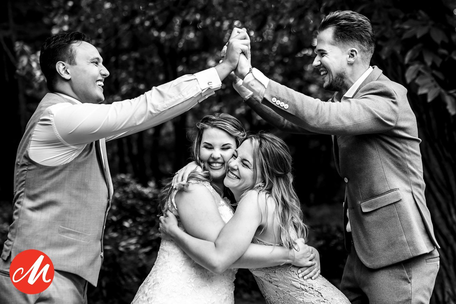 Een zwart-witfoto van een bruid en bruidegom die elkaar een high five geven.