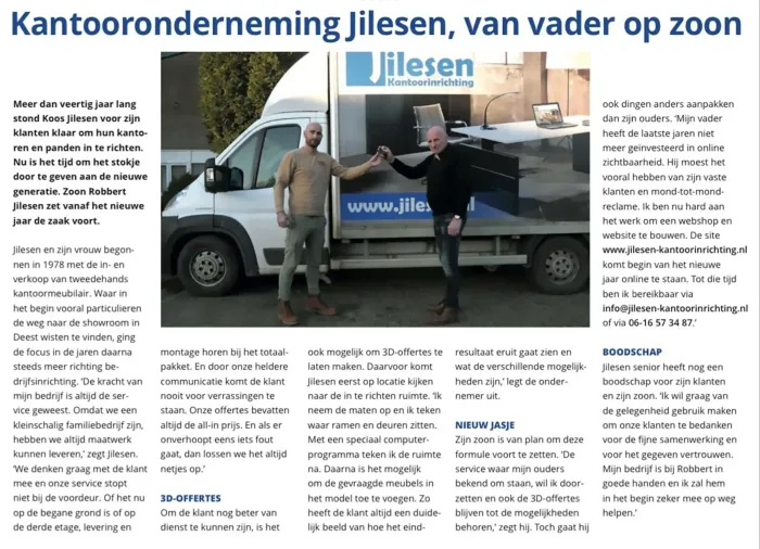 Koos en Robbert schudden elkaar de hand voor een wit busje.