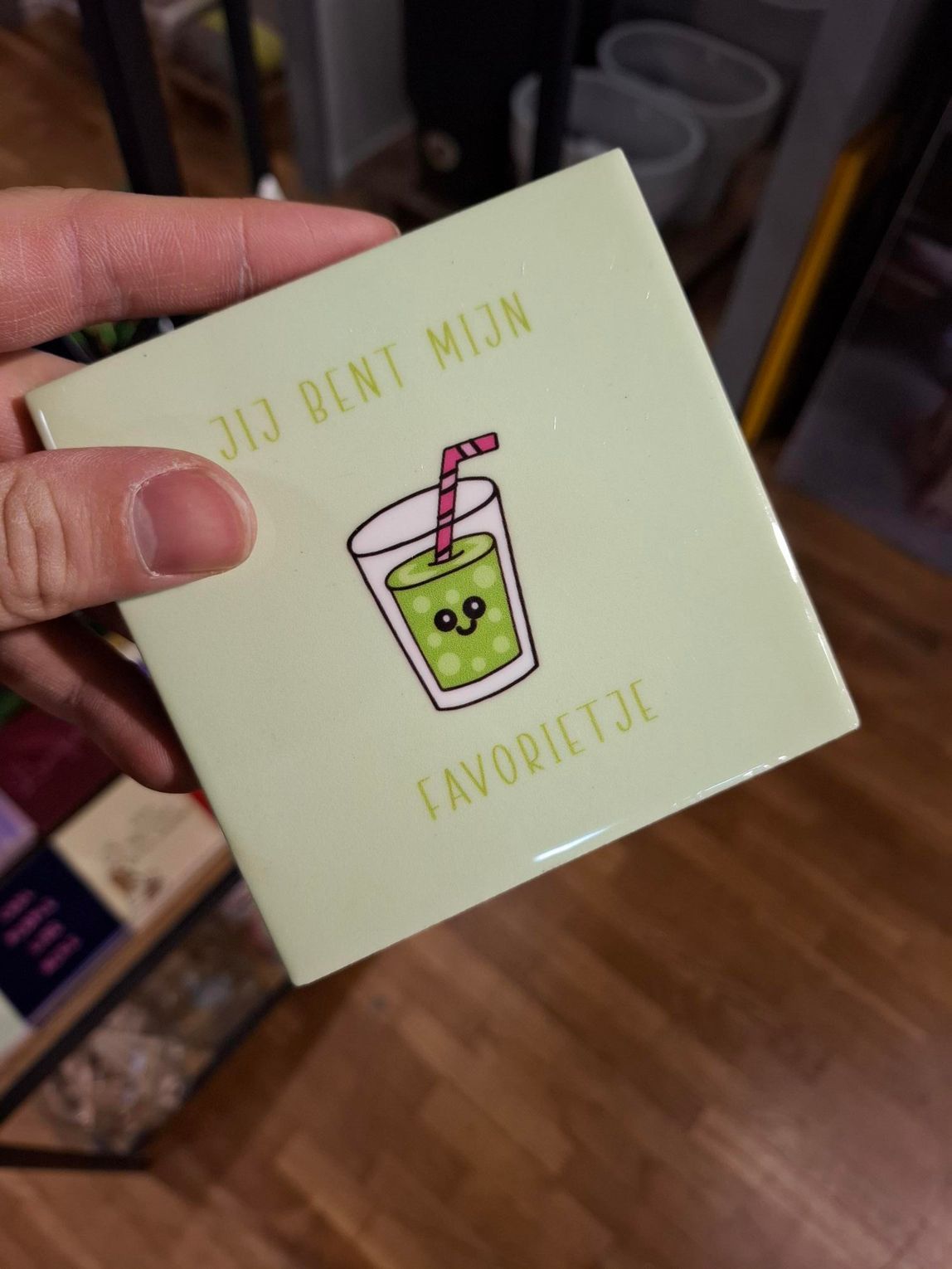 Hand die een vierkant doosje vasthoudt met het opschrift