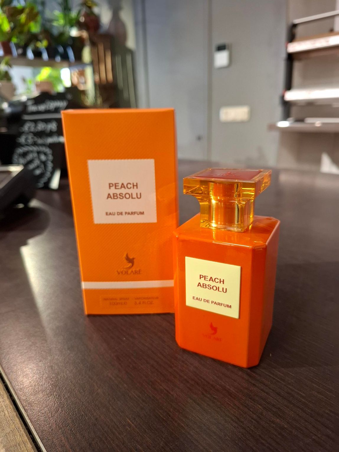 Een feloranje flacon