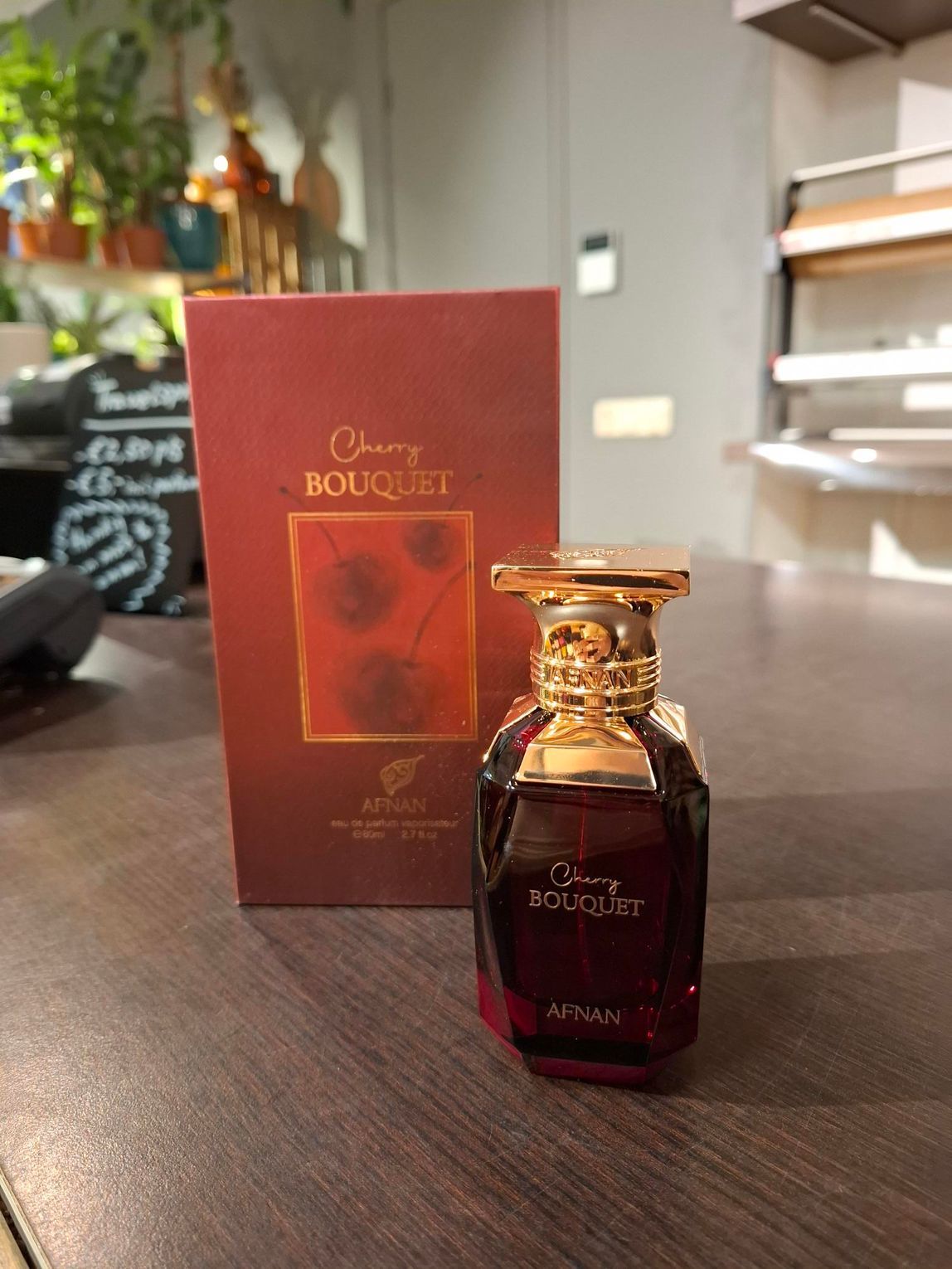 Een fles en de bijbehorende rechthoekige doos van het parfum