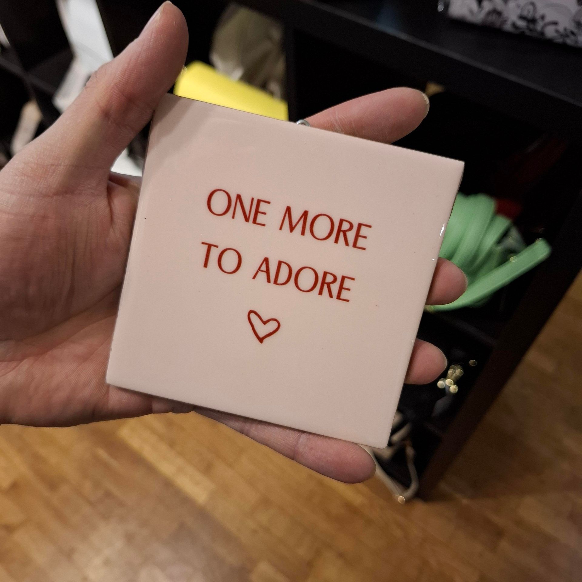 Hand die een roze doosje vasthoudt met het opschrift