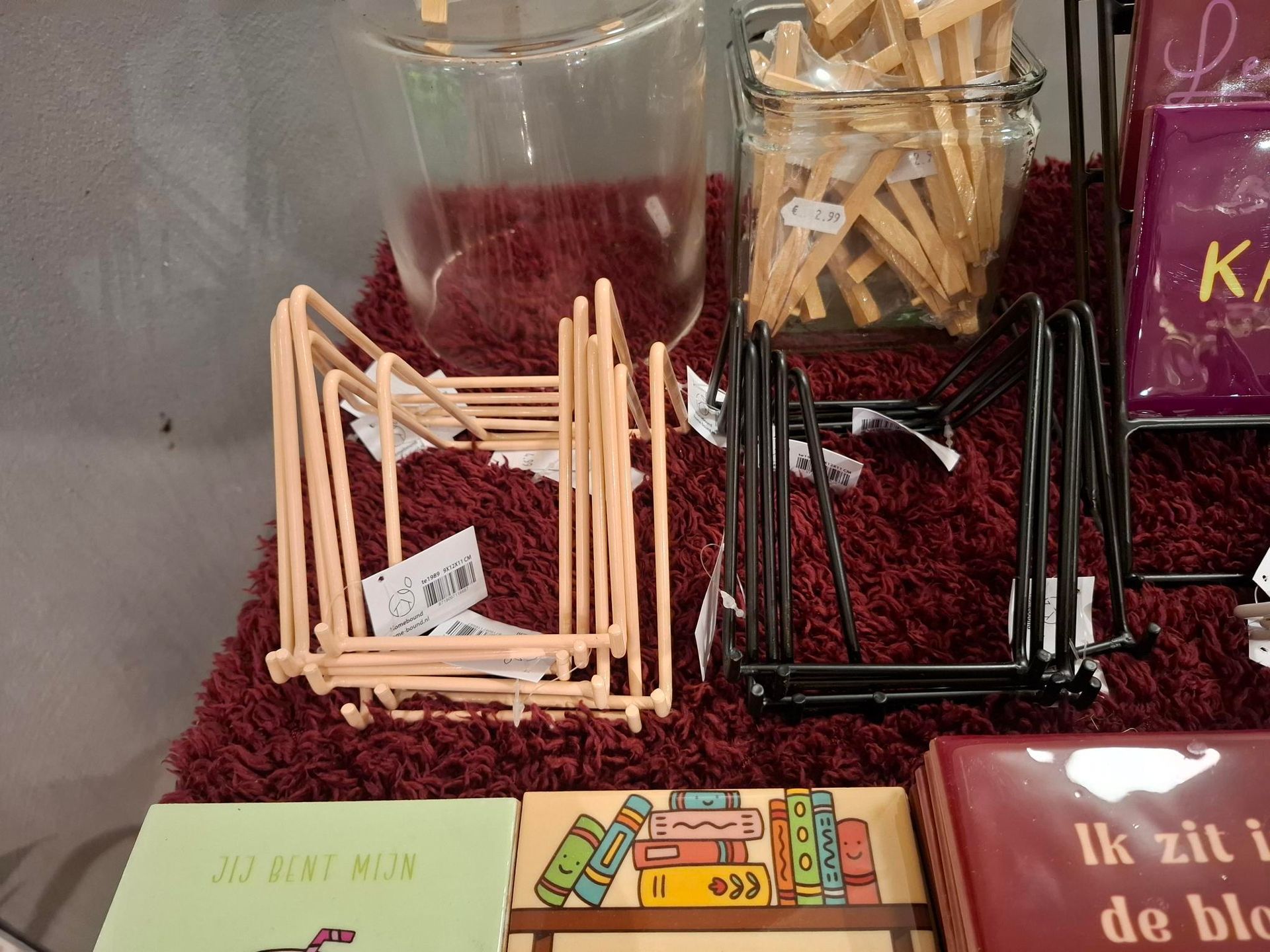 Een display met kleurrijke, inspirerende kaarten met Nederlandse woorden, waaronder