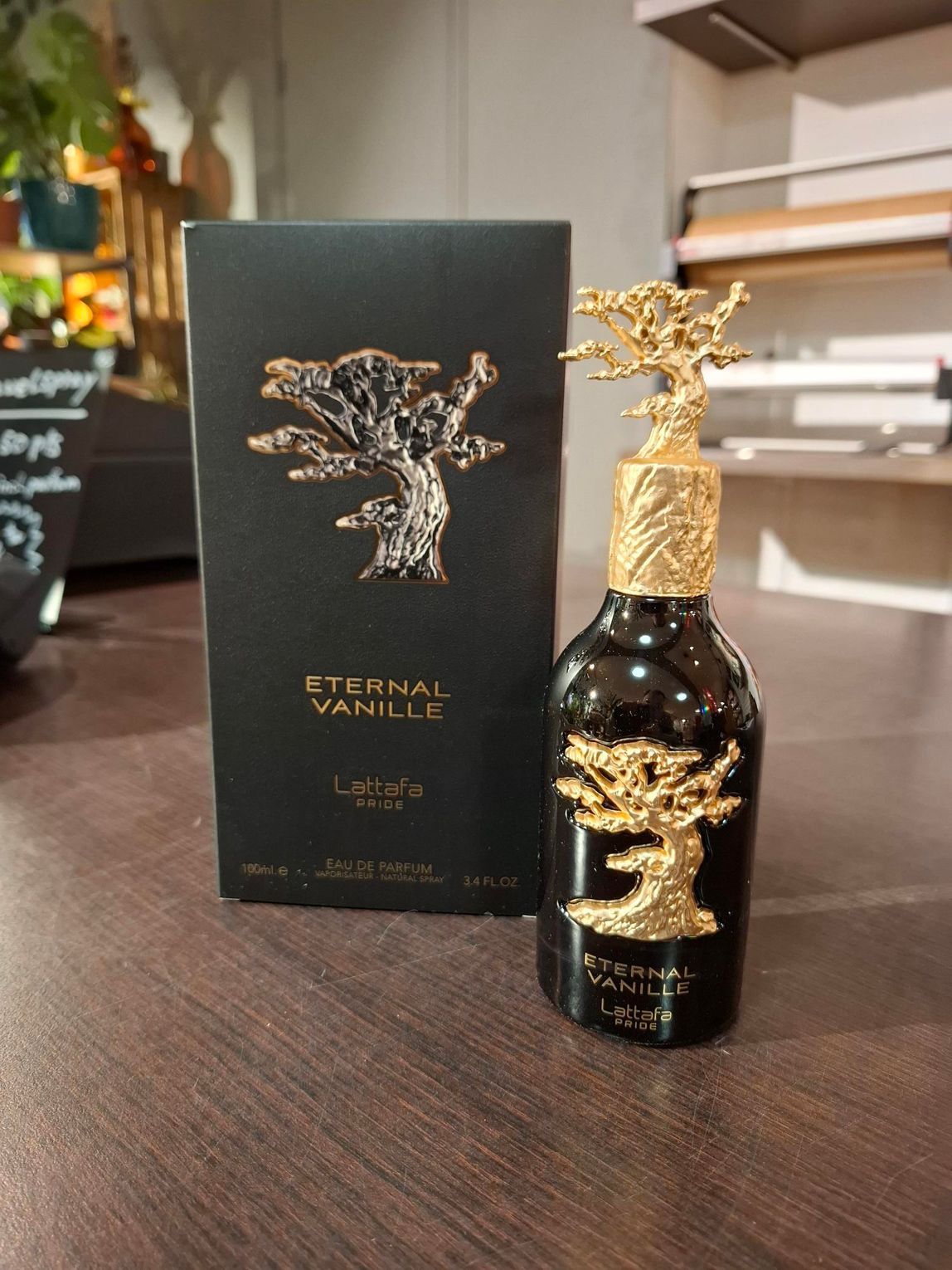 Een zwarte fles en doos van het parfum