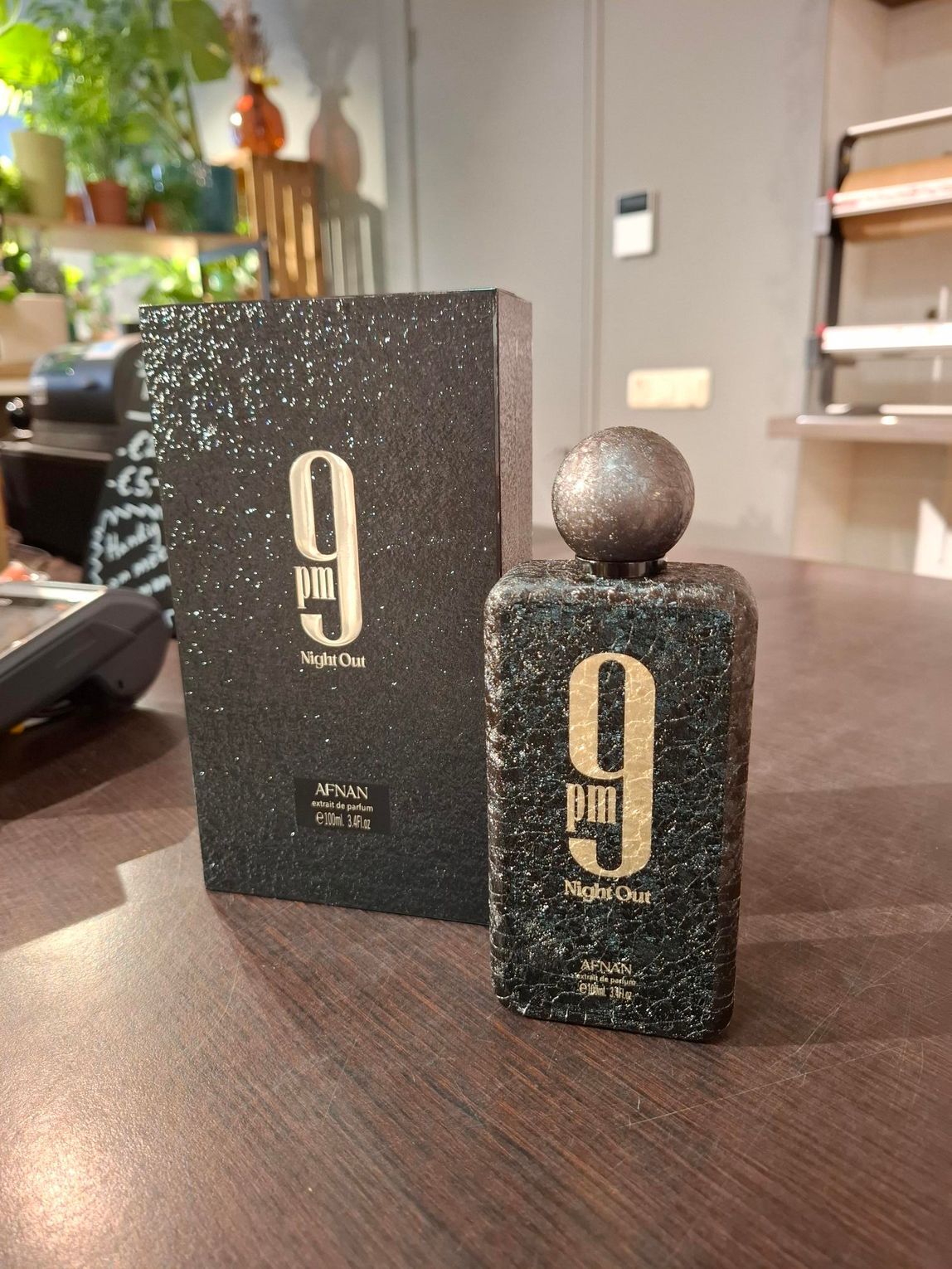 Zwarte parfumfles en doos met gouden