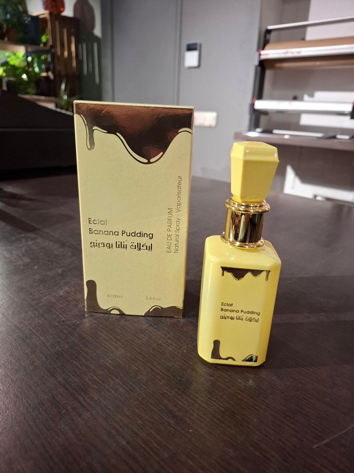 Gele parfumfles naast een bijpassend doosje op een tafel binnen.