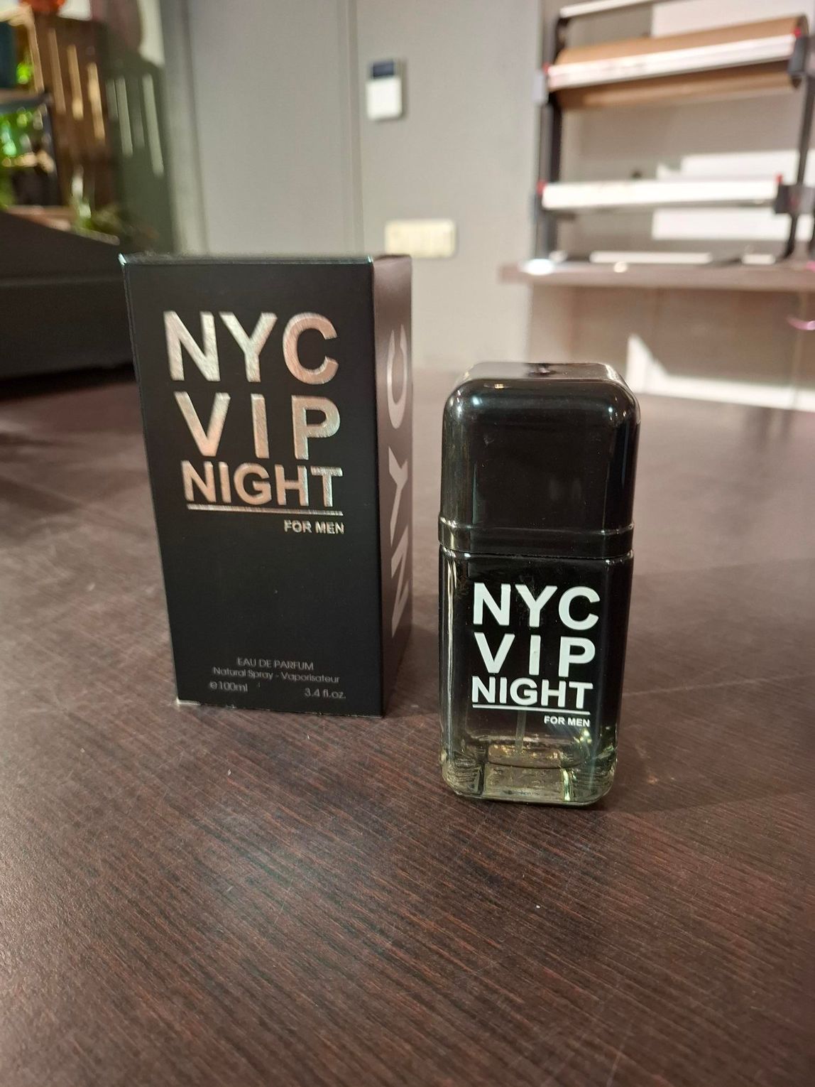 Een parfumflesje en een zwarte doos staan op een tafel tijdens een VIP-avond in New York City.