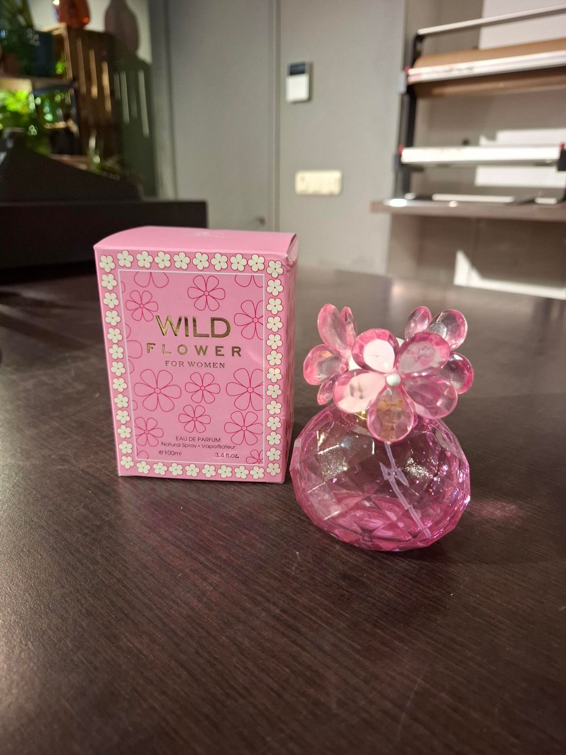 Roze parfumflesje