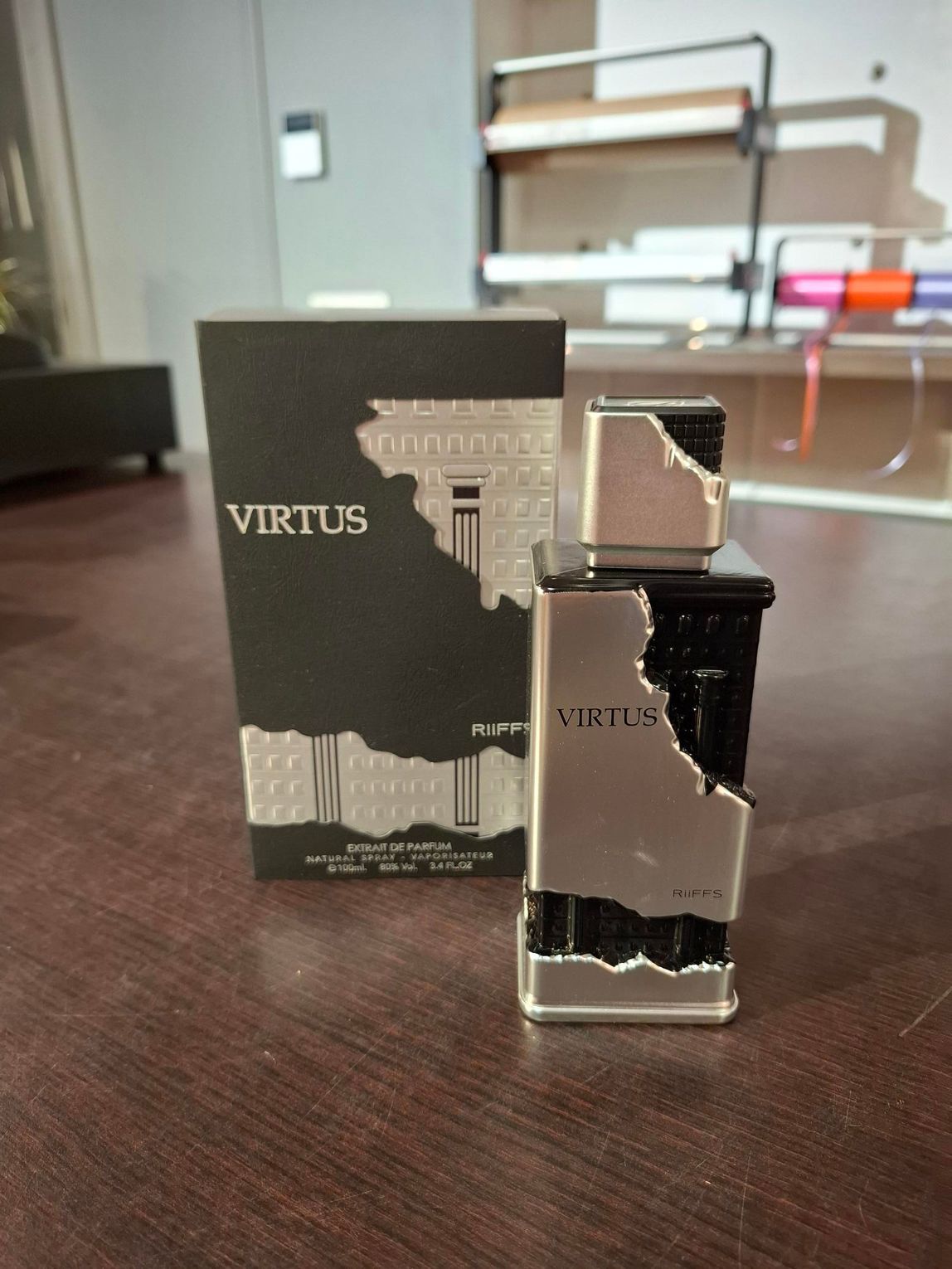 Parfumflesje en -doos met het opschrift