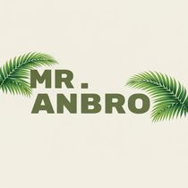 De tekst "MR. ANBRO" in olijfgroen, geflankeerd door groene palmbladeren tegen een lichtcrème achtergrond.