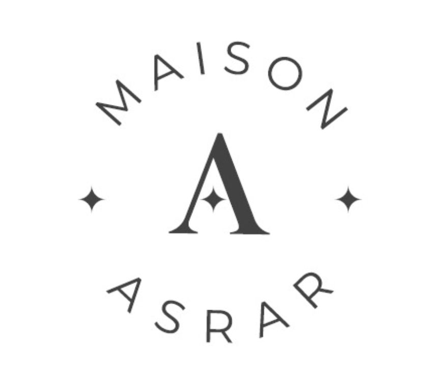 Het Maison Asrar-logo met een gestileerde zwarte