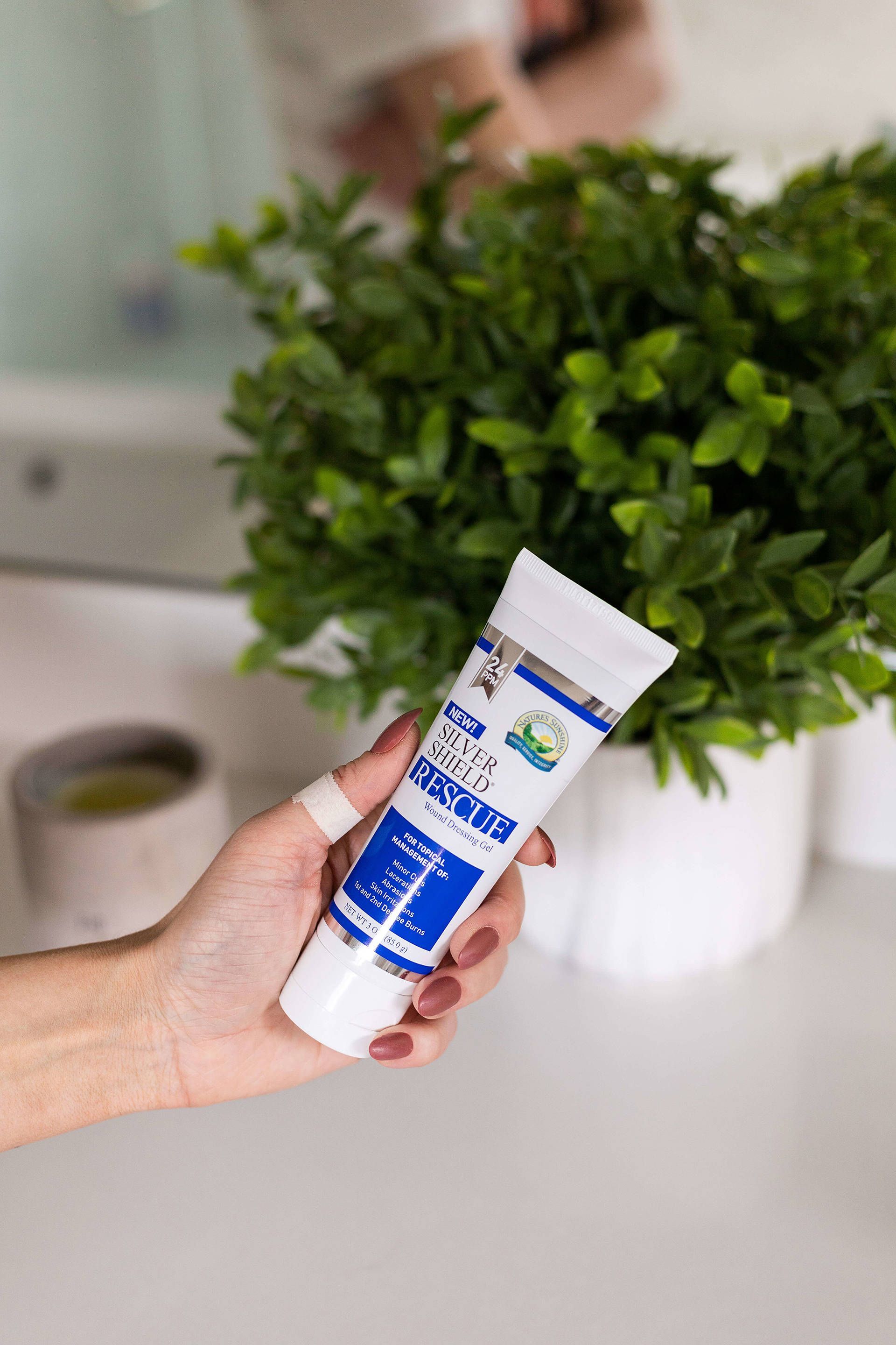 burns; first aid kit in a squeeze bottle;Silver Shield Rescue is ideal for the topical management of minor cuts, lacerations, abrasions, skin irritations, 1st and 2nd degree burns.