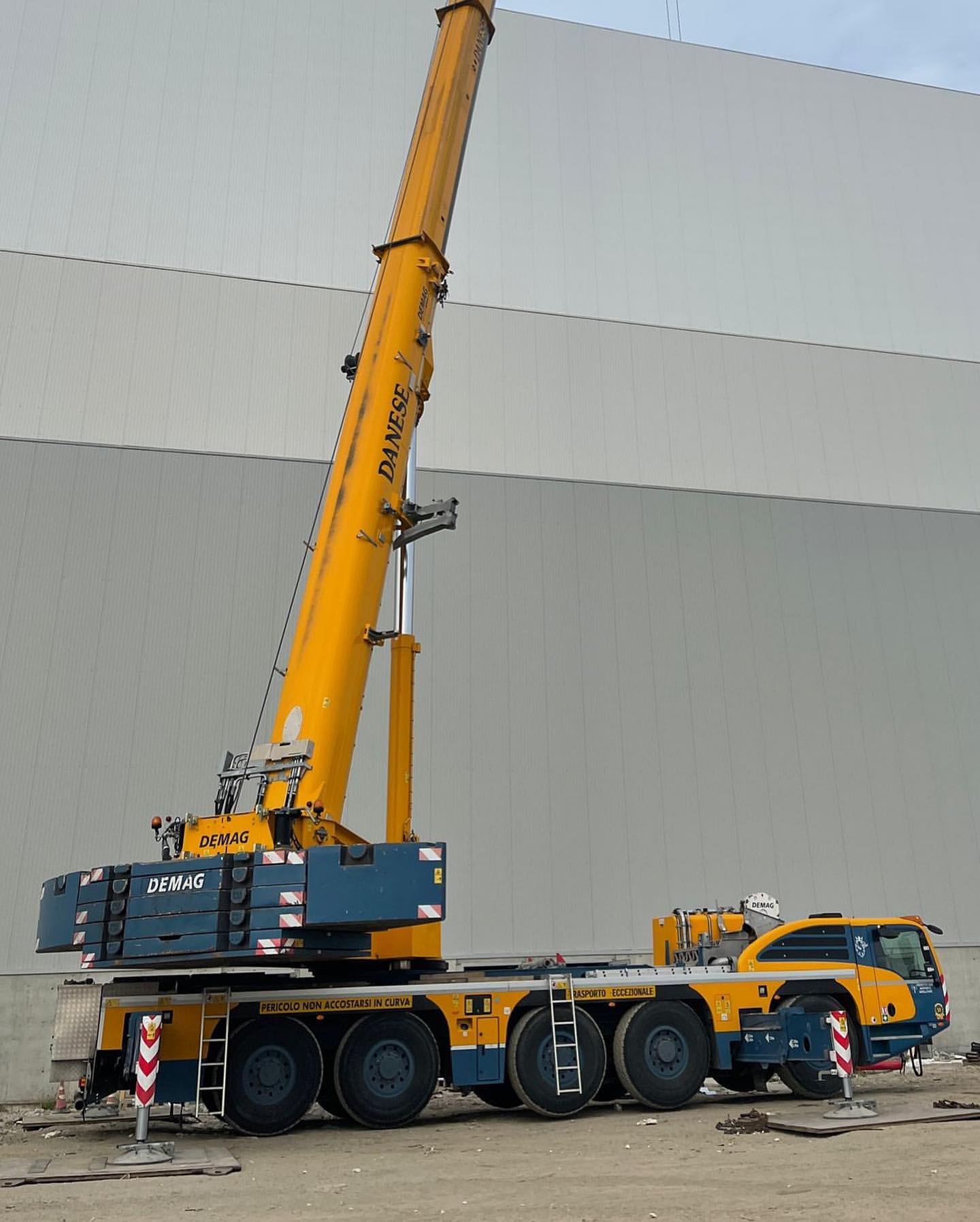 220 ton demag