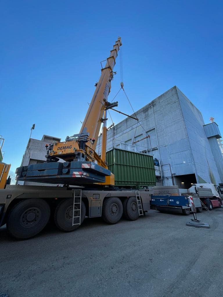220 ton demag