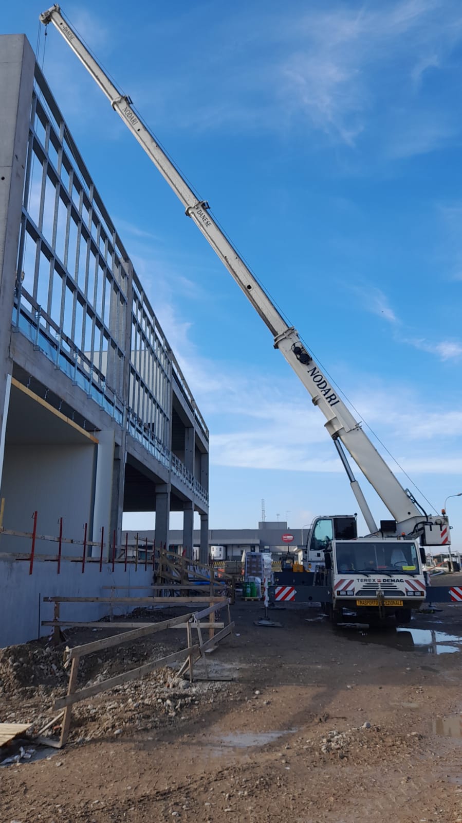 lavori su palazzina con autogru semovente