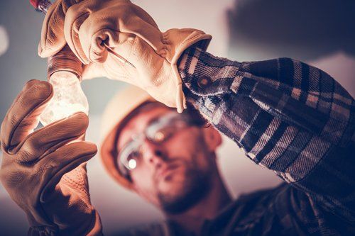 Électricien effectuant une réparation