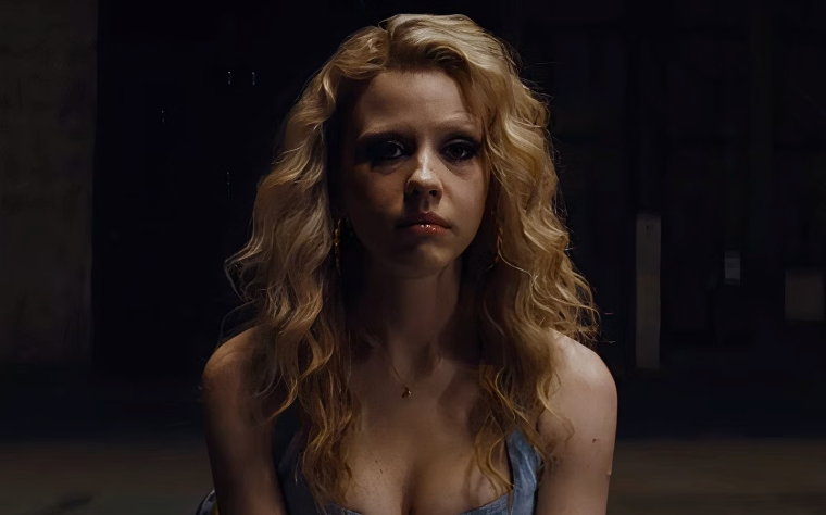 mia goth as maxine in MaXXXine