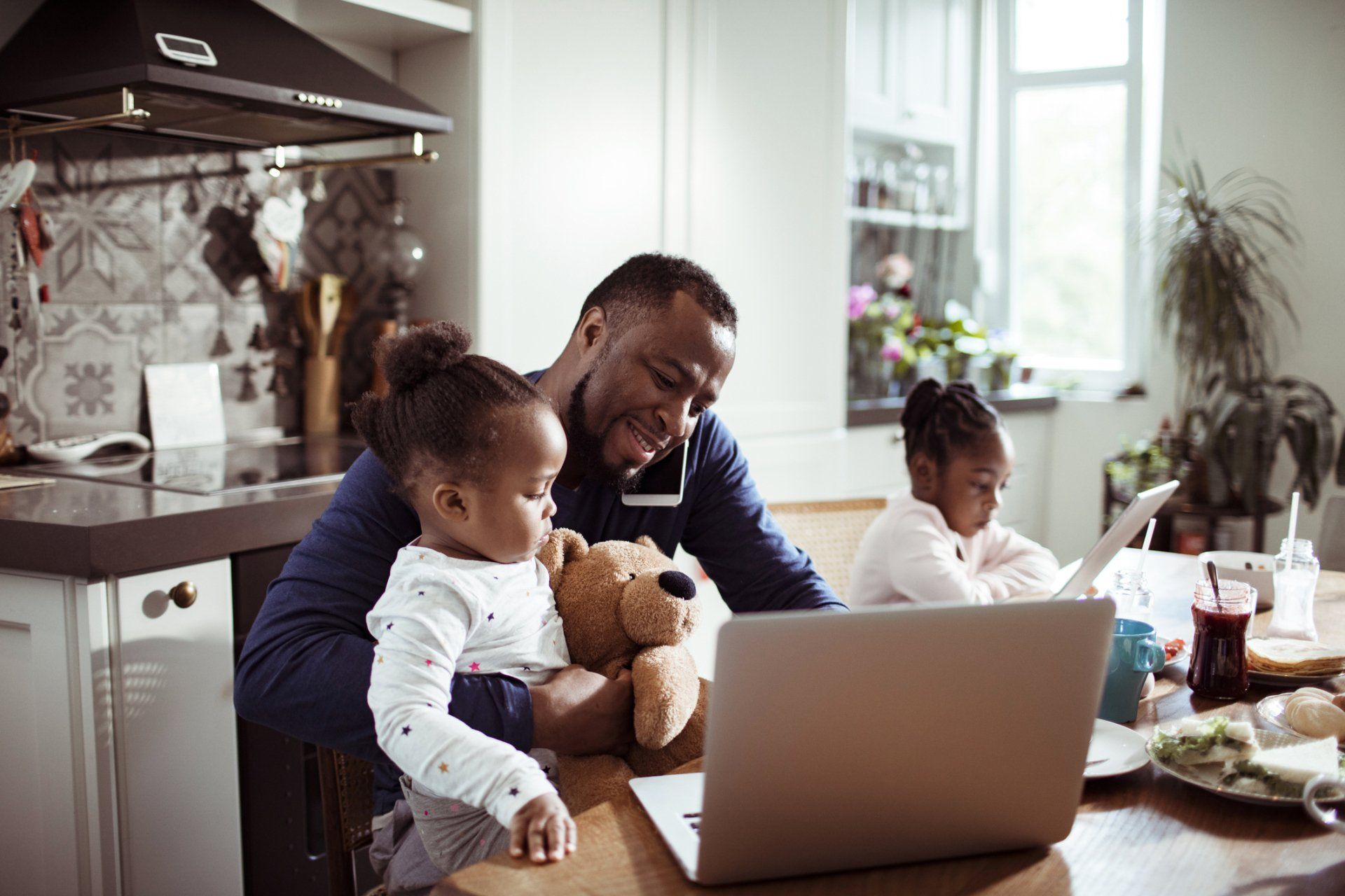 dad with kids on phone