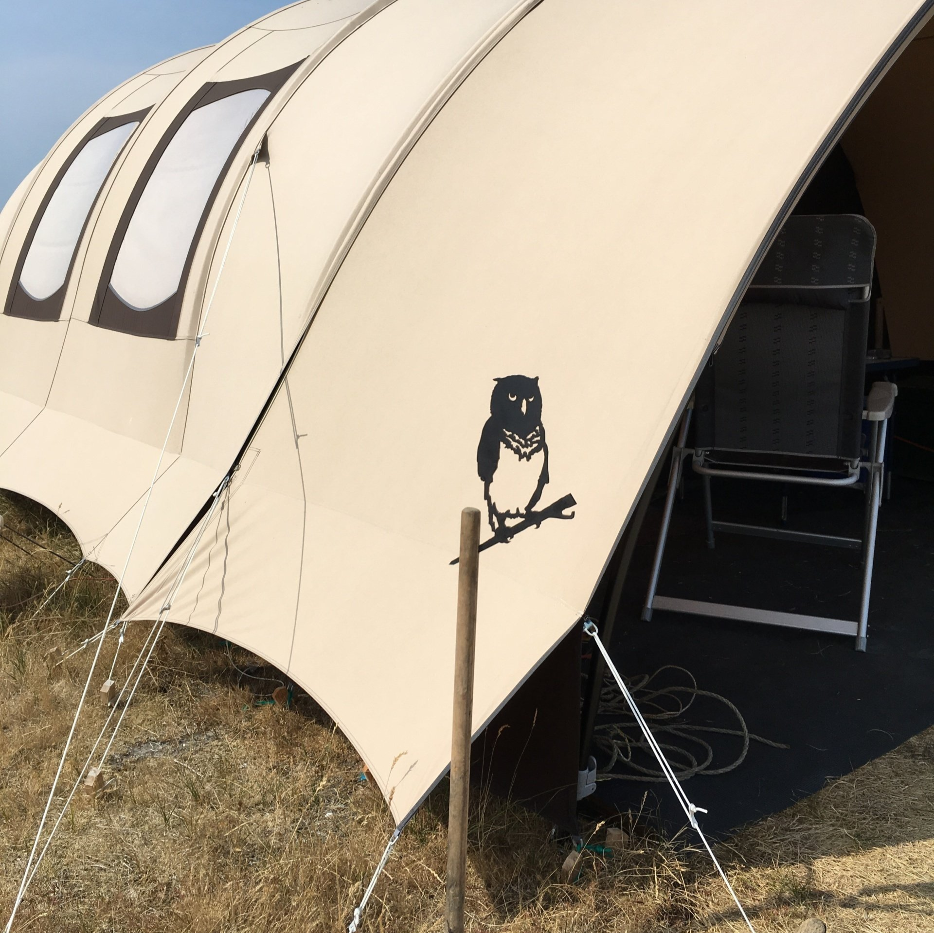 Een tent met een uil aan de zijkant