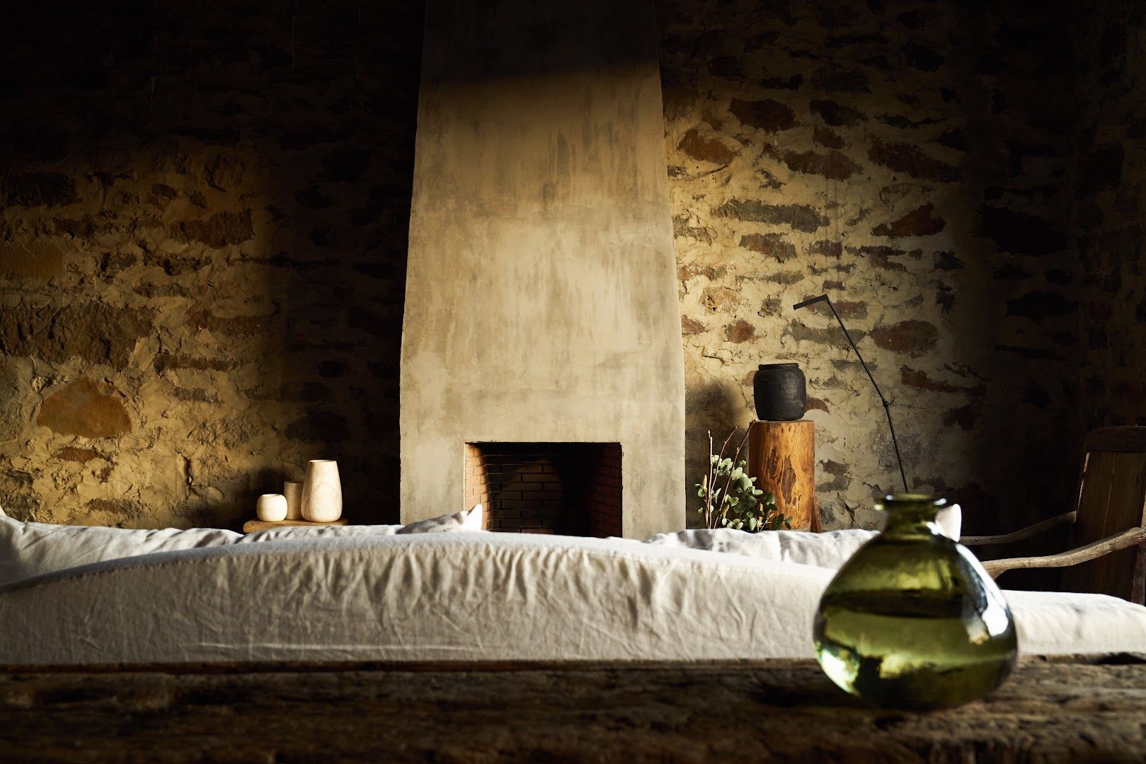 Panorámica del salón del apartamento 8. Categoría Unique. Una de nuestras mejores suites. Decoración wabi sabi minimalista.
