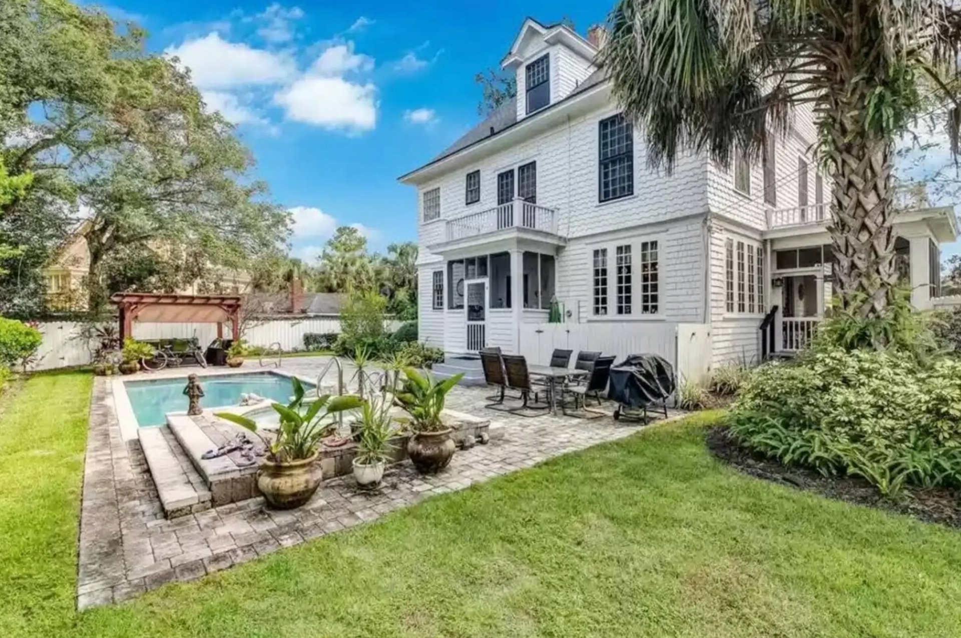 Large white home with pool-  pet-friendly AirBNB - VRBO - Gainesville FL STR