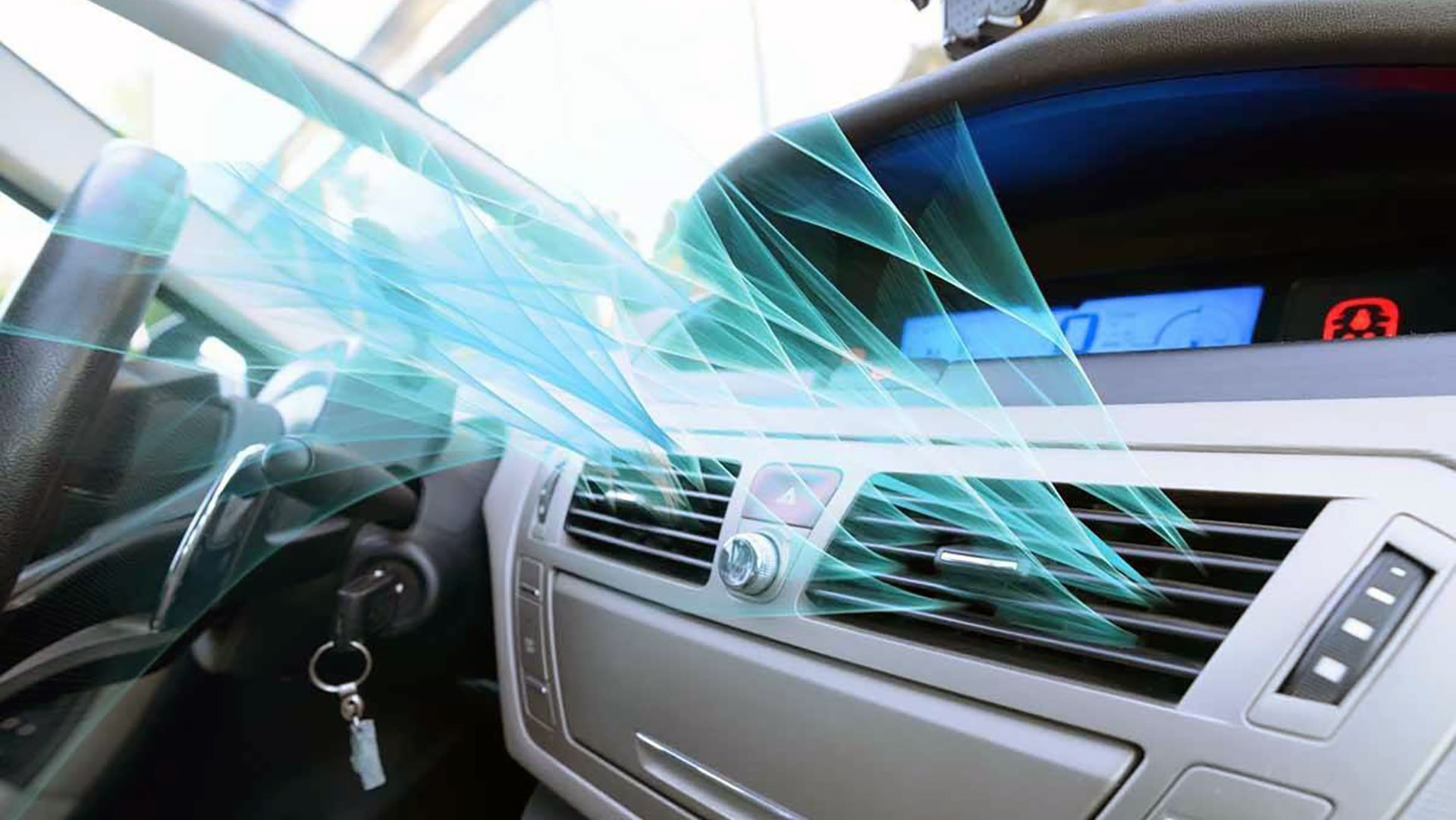 Tablero de instrumentos del automóvil con parabrisas agrietado y cristales rotos en el interior delantero.