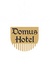 Logotipo do Domus Hotel apresentando um escudo dourado com texto preto em estilo gótico, emoldurado por ornamentos em pergaminho branco sobre fundo marrom.