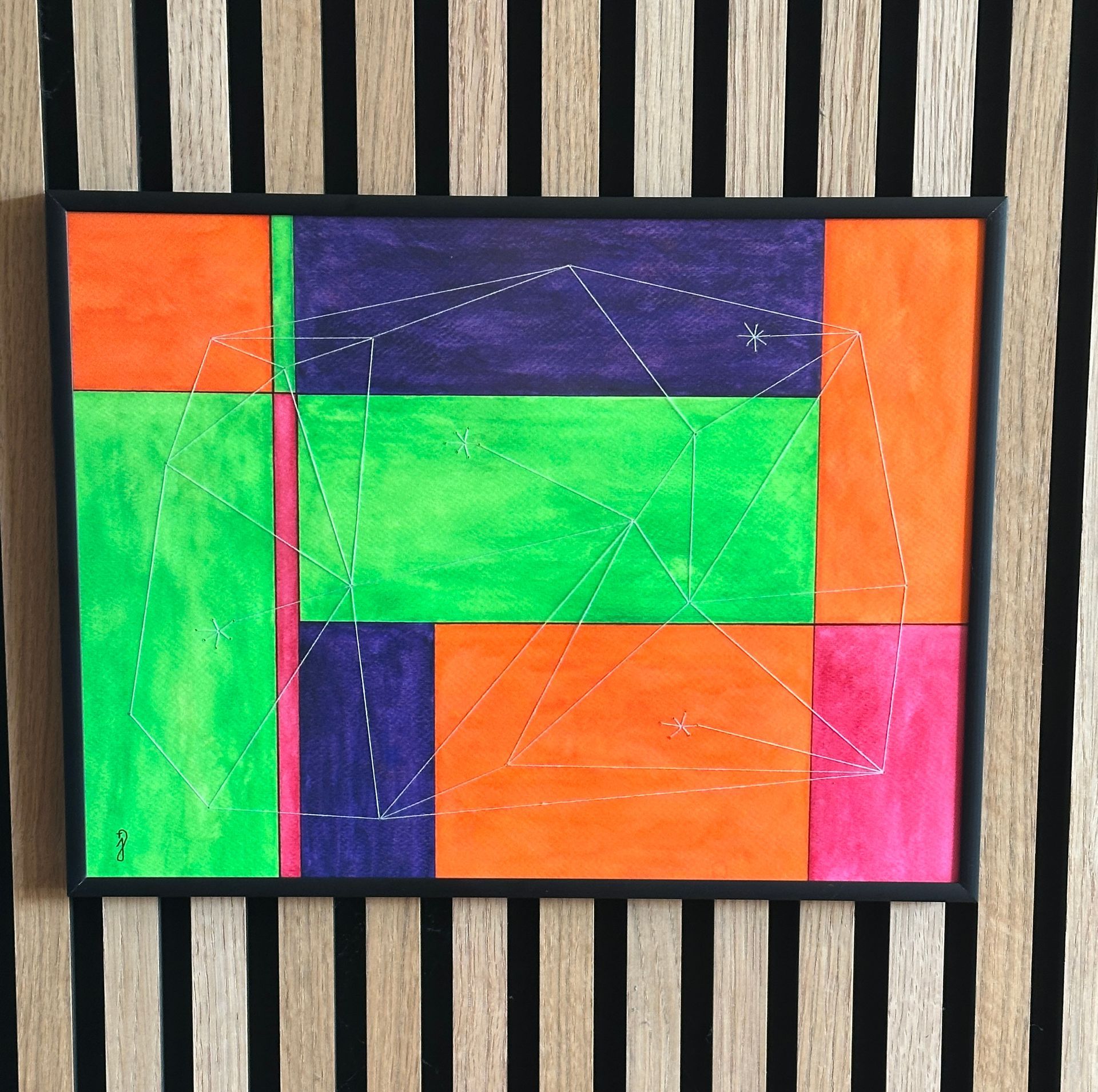 Het schilderij Signals in lijst op lattenmuur. 