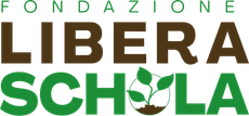 Logo della "Fondazione Libera Schola", lettere marroni su lettere verdi. Una pianta cresce dove dovrebbe esserci la O di Schola.