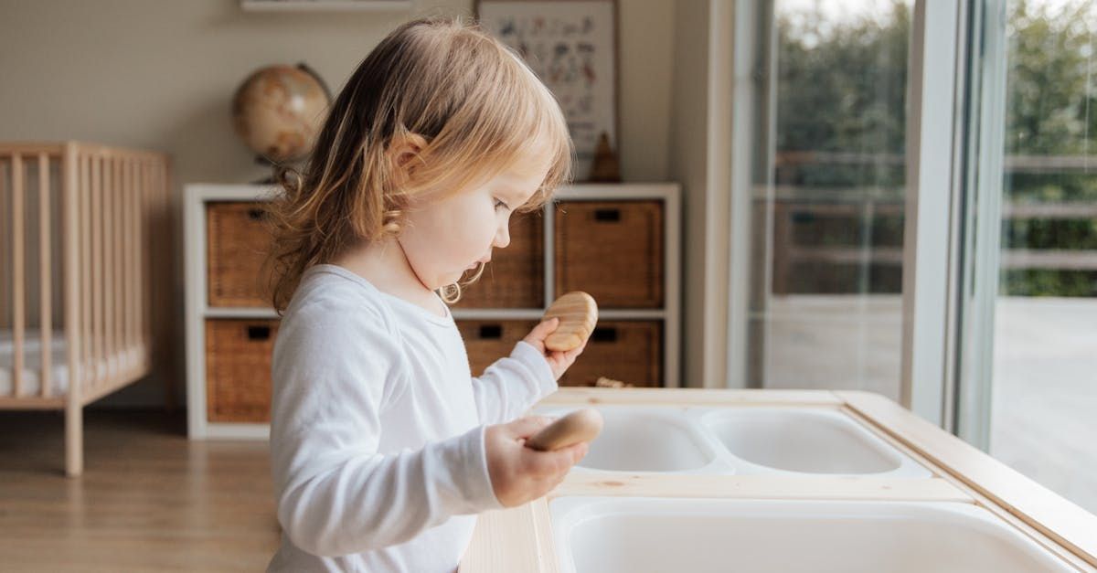 Una bambina sta giocando con un giocattolo in una stanza.