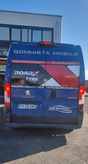 Un furgone blu per l'assistenza mobile di pneumatici, con le scritte 