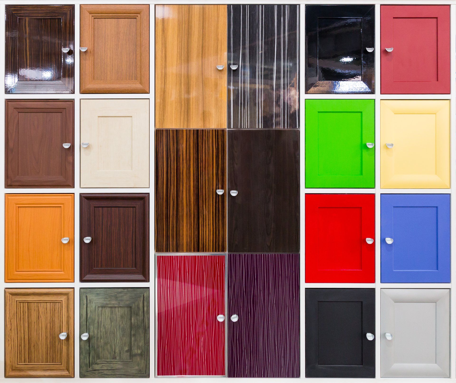 Collage de portes d'armoires de couleurs et de finitions variées, disposées en grille sur fond blanc.