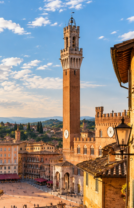 Piazza del Campo a Siena, con la Torre del Mangia e gli storici edifici in mattoni sotto un cielo azzurro