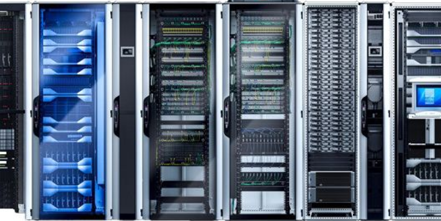 Racks de servidores em um centro de dados, fileiras de gabinetes altos, pretos e prateados, com componentes e portas visíveis.