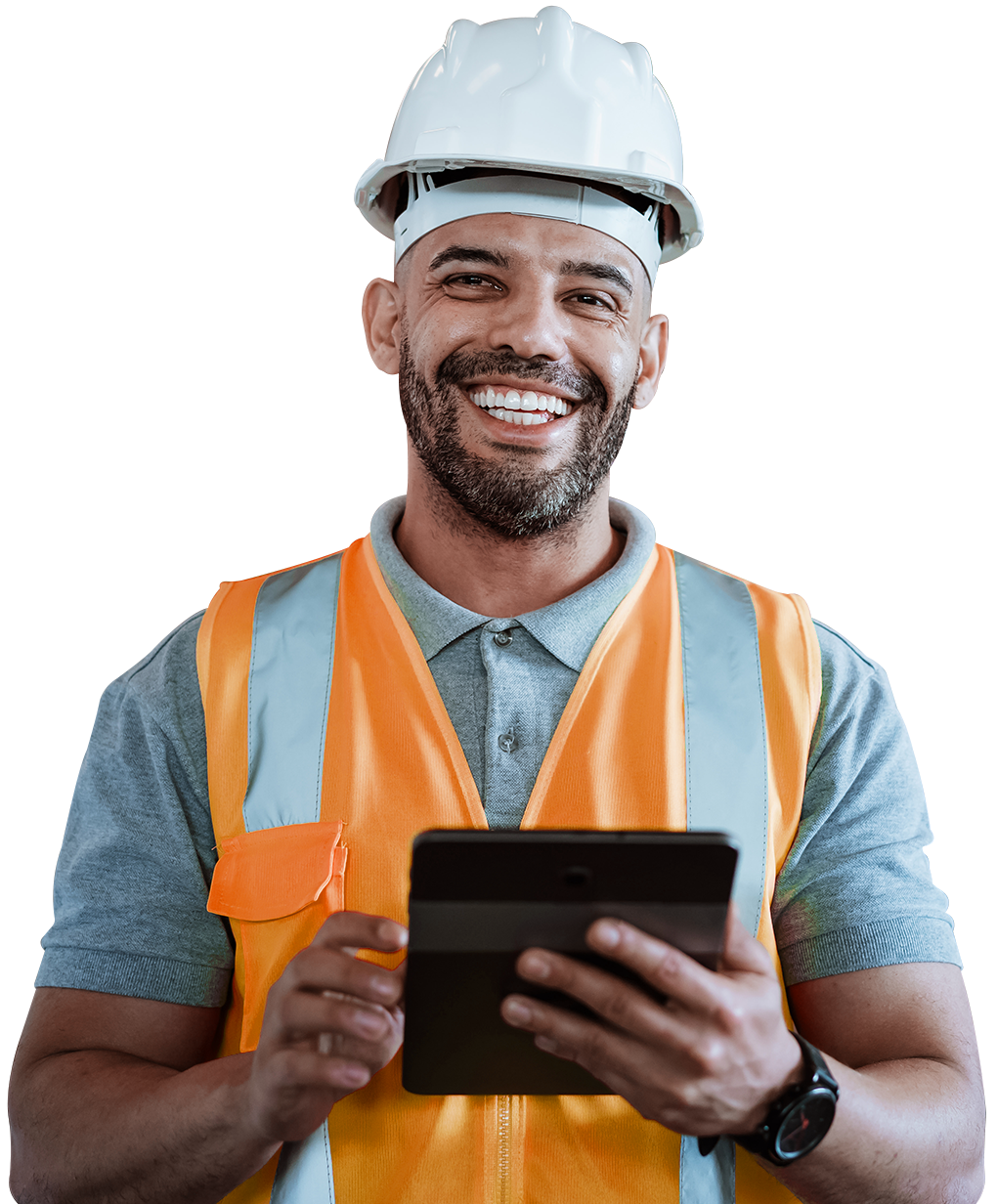 Operário da construção civil usando capacete branco e colete de segurança laranja, sorrindo enquanto segura um tablet.