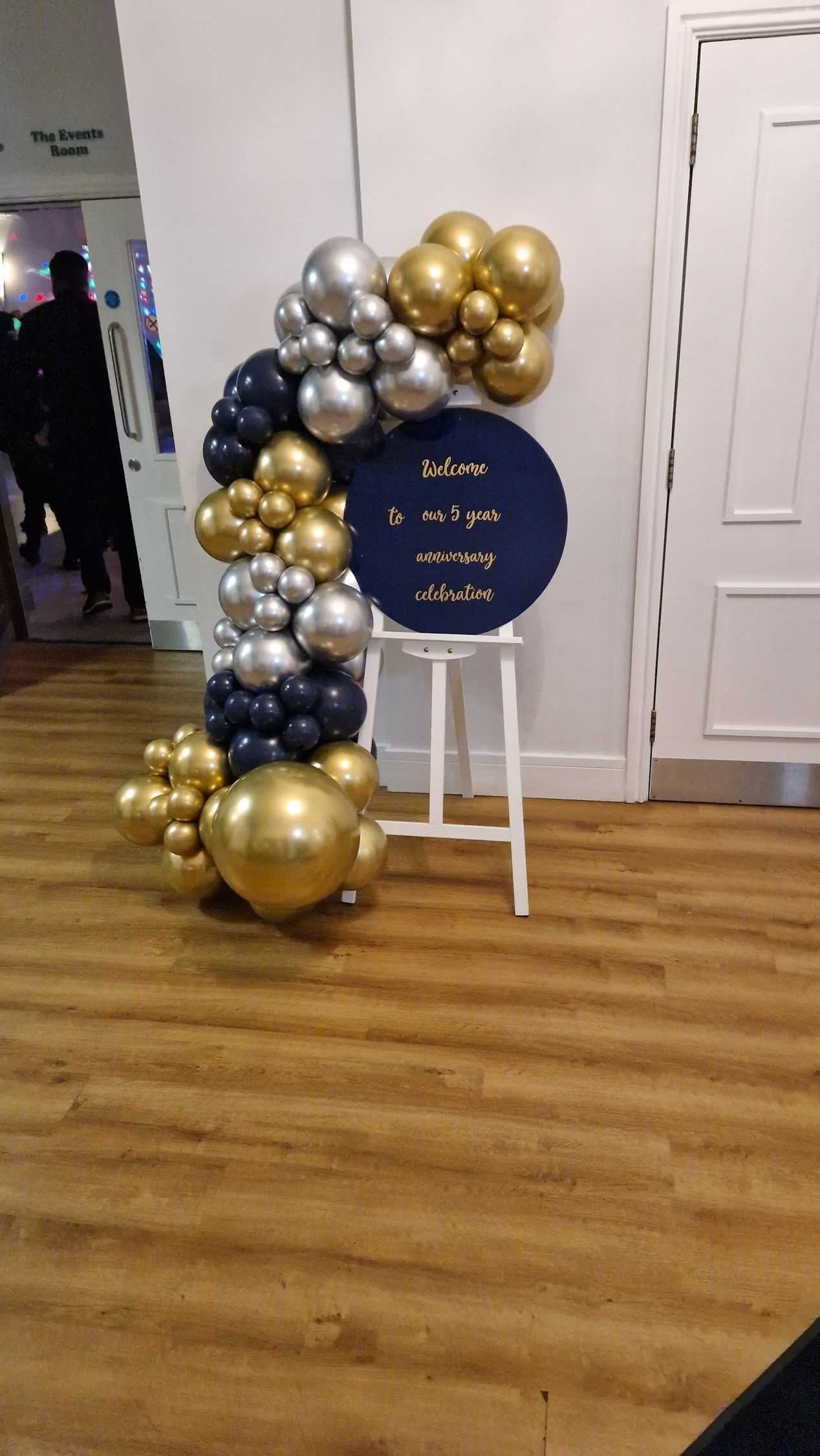 Nuneaton TKD balloon arch and easel