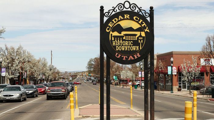 A sign that says cedar city utah on it