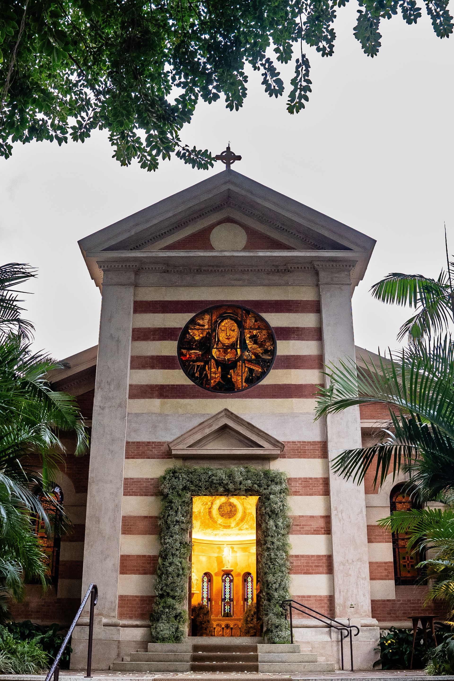 Uma igreja com um relógio na frente
