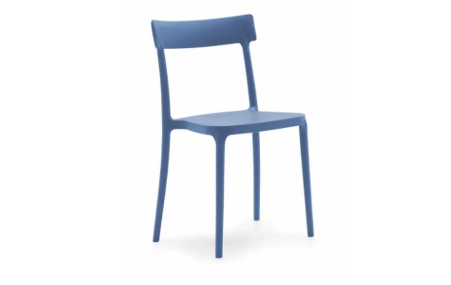 Sedia blu in legno