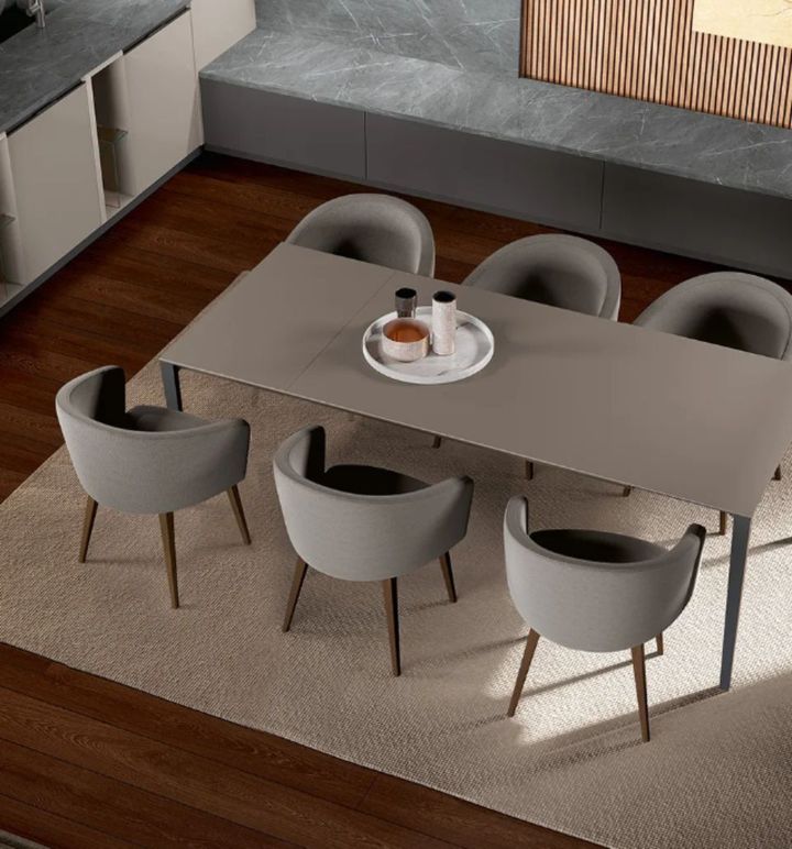 Tavolo e sedie per la sala