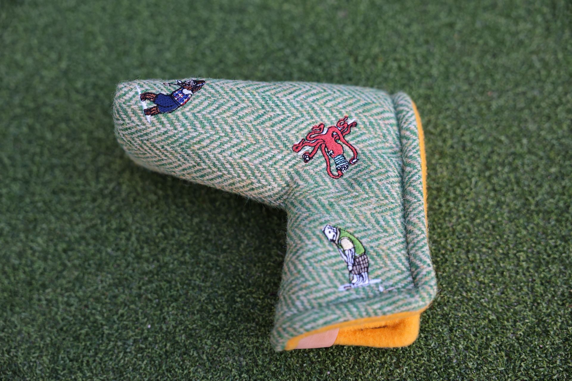 Golfer Guild Fescue Harris Tweed headcover hand-woven in Scotland with golfing animal pattern. Art by Jonas Claesson.