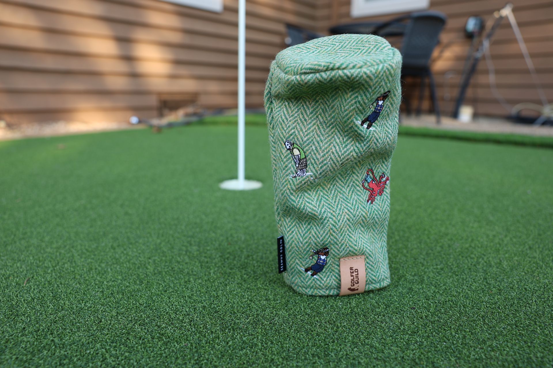 Golfer Guild Fescue Harris Tweed headcover hand-woven in Scotland with golfing animal pattern. Art by Jonas Claesson.