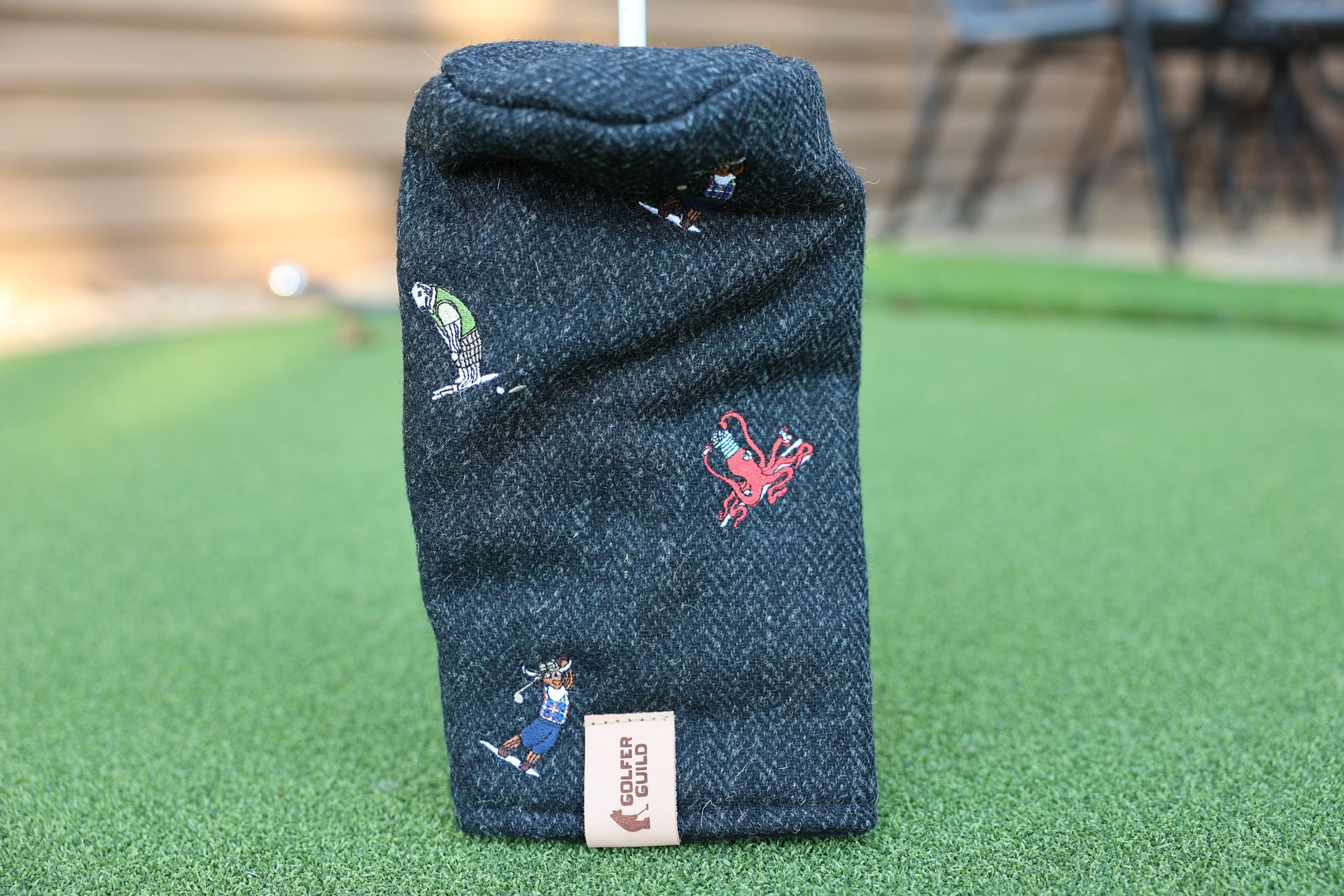 Golfer Guild Fescue Harris Tweed headcover hand-woven in Scotland with golfing animal pattern. Art by Jonas Claesson.